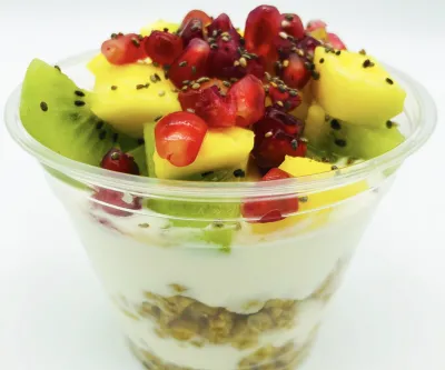Mini granola cu iaurt si fructe